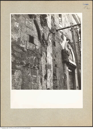 Vorderseite von Hutzel, Max [https://www.deutsche-digitale-bibliothek.de/content/lizenzen/rv-fz/] Sant'Angelo OdoaldisPortikus und Fassade - Portikus und Portal der Fassade, Teilansicht, bh095502_recto. Foto: Hutzel, Max.