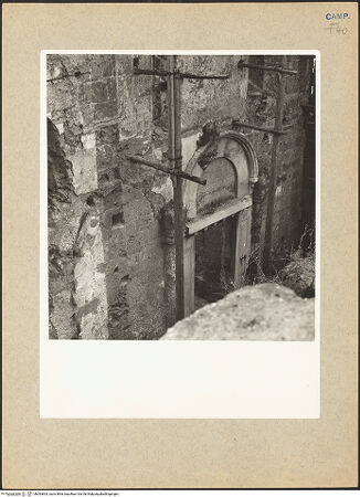 Vorderseite von Hutzel, Max [https://www.deutsche-digitale-bibliothek.de/content/lizenzen/rv-fz/] Sant'Angelo OdoaldisPortikus und Fassade - Portikus und Portal der Fassade, Teilansicht, bh095503_recto. Foto: Hutzel, Max.