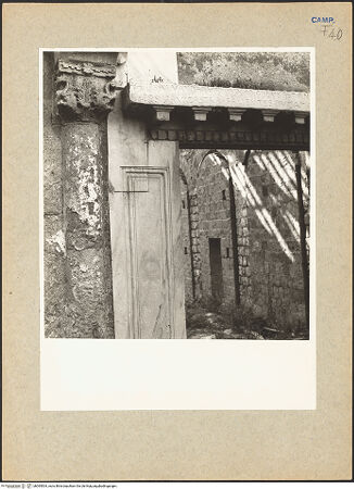 Vorderseite von Hutzel, Max [https://www.deutsche-digitale-bibliothek.de/content/lizenzen/rv-ez/] Sant'Angelo OdoaldisPortikus und Fassade - Portal der Fassade, Türsturz, bh095504_recto. Foto: Hutzel, Max.