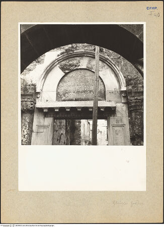 Vorderseite von Hutzel, Max [https://www.deutsche-digitale-bibliothek.de/content/lizenzen/rv-fz/] Sant'Angelo OdoaldisPortikus und Fassade - Portal der Fassade, Teilansicht, bh095505_recto. Foto: Hutzel, Max.