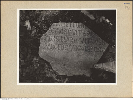 Vorderseite von Hutzel, Max [https://www.deutsche-digitale-bibliothek.de/content/lizenzen/rv-ez/] Grabinschrift - Gesamtansicht, bh095512_recto. Foto: Hutzel, Max.