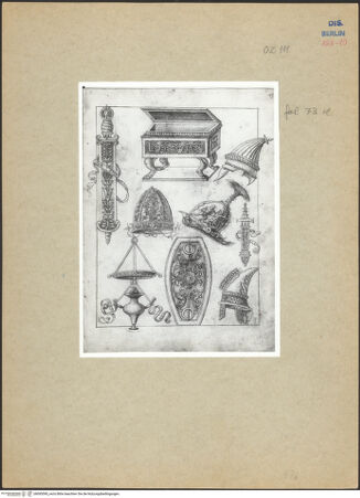 Vorderseite von Bibliotheca Hertziana [https://www.deutsche-digitale-bibliothek.de/content/lizenzen/rv-ez/] Mantegna SkizzenbuchHelme, Truhe, Schwertscheiden, Lampe, Schild - , bh095590_recto. Foto.