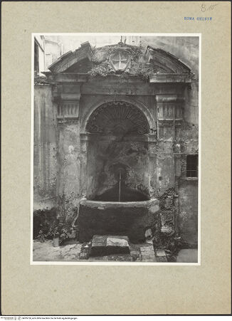 Vorderseite von ICCD [https://www.deutsche-digitale-bibliothek.de/content/lizenzen/rv-ez/] Oratorio del Gonfalone - Brunnen im Innenhof, bh095750_recto. Foto.