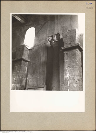 Vorderseite von Bibliotheca Hertziana [https://www.deutsche-digitale-bibliothek.de/content/lizenzen/rv-fz/] San Salvatore Maggiore a CorteLinkes Seitenschiff - Detail einer Säule, bh095794_recto. Foto: Hutzel, Max.