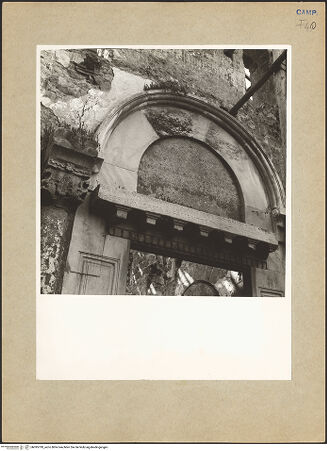 Vorderseite von Bibliotheca Hertziana [https://www.deutsche-digitale-bibliothek.de/content/lizenzen/rv-fz/] Sant'Angelo OdoaldisPortikus und Fassade - Portal der Fassade, Tympanon und Türsturz, bh095799_recto. Foto: Hutzel, Max.