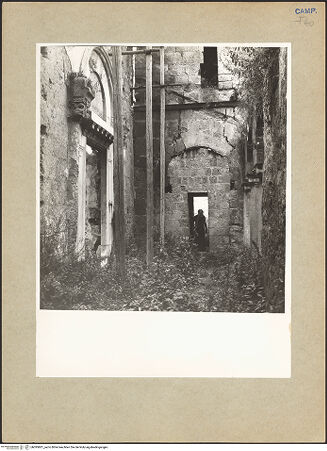 Vorderseite von Bibliotheca Hertziana [https://www.deutsche-digitale-bibliothek.de/content/lizenzen/rv-fz/] Sant'Angelo OdoaldisPortikus und Fassade - Teilansicht des Portikus nach dem Turm, bh095801_recto. Foto: Hutzel, Max.