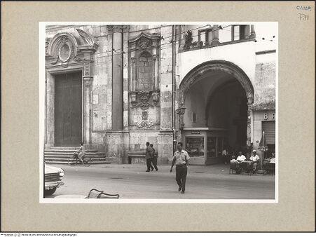 Vorderseite von Hutzel, Max [https://www.deutsche-digitale-bibliothek.de/content/lizenzen/rv-ez/] Arco di Sant'Eligio - Arco di Sant'Eligio und Fassade der Kirche Sant'Eligio (links), bh095818_recto. Foto: Hutzel, Max.