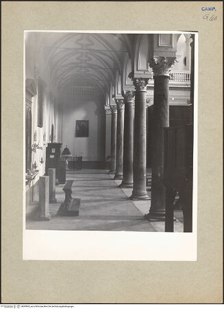 Vorderseite von Hutzel, Max [https://www.deutsche-digitale-bibliothek.de/content/lizenzen/rv-ez/] Chiesa dei Cappuccini (ex Chiesa dei Gesuiti)Rechtes Seitenschiff - Blick zur Innenfassade, bh095843_recto. Foto: Hutzel, Max.