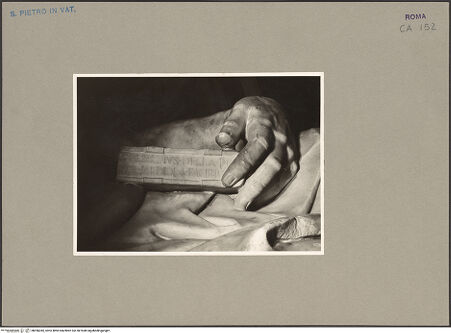 Vorderseite von Bibliotheca Hertziana [https://www.deutsche-digitale-bibliothek.de/content/lizenzen/rv-fz/] Grabmal für Papst Paul III. FarneseStatue Pauls III. (mittlere Figur) - , bh096045_recto. Foto.