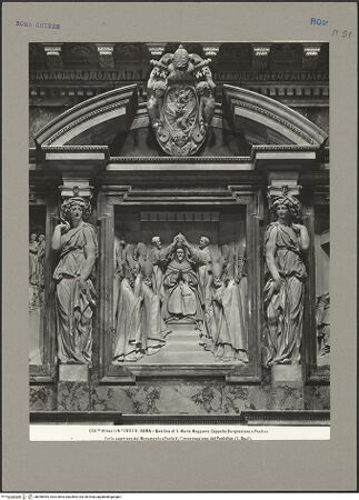 Vorderseite von Alinari  [https://www.deutsche-digitale-bibliothek.de/content/lizenzen/rv-ez/] Grabmal Pauls V.Obergeschoss, Mitte: Papstkrönung und Karyatidenpilaster - Relief mit architektonischer Rahmung, bh096095_recto. Foto.