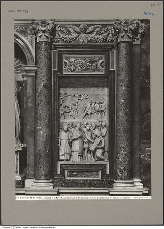 Vorderseite von Alinari  [https://www.deutsche-digitale-bibliothek.de/content/lizenzen/rv-ez/] Grabmal Pauls V.rechtes Relief: Der Papst besichtigt den Festungsbau in Ferrara - Gesamtansicht mit flankierenden Säulen, bh096097_recto. Foto.