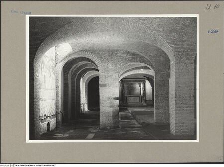 Vorderseite von Hutzel, Max [https://www.deutsche-digitale-bibliothek.de/content/lizenzen/rv-ez/] San Clemente - Mittelschiff und linkes Seitenschiff der Unterkirche, bh096353_recto. Foto: Hutzel, Max.