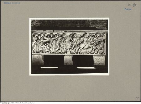 Vorderseite von Hutzel, Max [https://www.deutsche-digitale-bibliothek.de/content/lizenzen/rv-ez/] antiker Sarkophag - Gesamtaufnahme, bh096359_recto. Foto: Hutzel, Max.