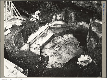 Vorderseite von ICCD [https://www.deutsche-digitale-bibliothek.de/content/lizenzen/rv-ez/] San Marcello al CorsoFrühchristliches Baptisterium - Taufbecken, bh096409_recto. Foto.