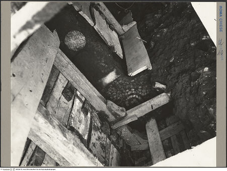 Vorderseite von ICCD [https://www.deutsche-digitale-bibliothek.de/content/lizenzen/rv-ez/] San Marcello al CorsoFrühchristliches Baptisterium - Detail: Mosaikpflaster (Lithostratos), bh096410_recto. Foto.