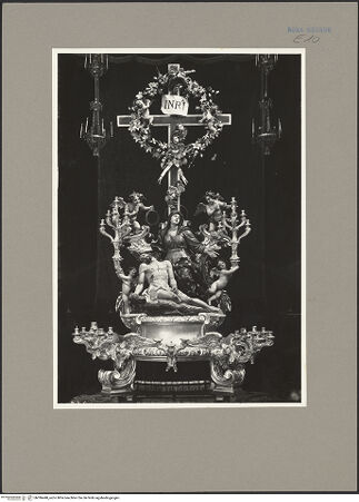 Vorderseite von ICCD [https://www.deutsche-digitale-bibliothek.de/content/lizenzen/rv-ez/] Pietà - Pietà mit Festschmuck aus Kandelabern, Blumen und Putten, bh096448_recto. Foto.