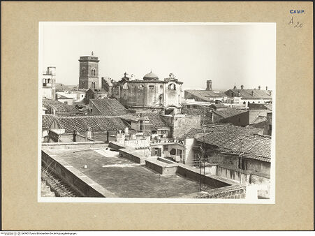 Vorderseite von Hutzel, Max [https://www.deutsche-digitale-bibliothek.de/content/lizenzen/rv-ez/] Ansicht von Süden (im Hintergrund: Campanile des Doms und Chiesa della Carità), bh096767_recto. Foto: Hutzel, Max.