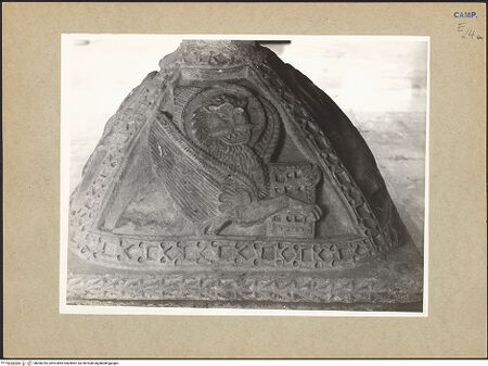 Vorderseite von Hutzel, Max [https://www.deutsche-digitale-bibliothek.de/content/lizenzen/rv-ez/] Sockel des Taufbeckens - Markus, bh096785_recto. Foto.