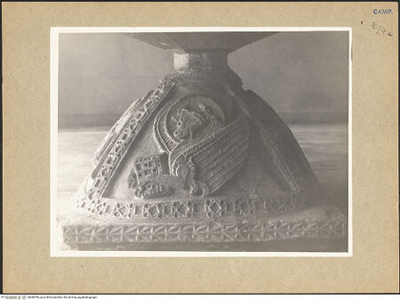 Vorderseite von Hutzel, Max [https://www.deutsche-digitale-bibliothek.de/content/lizenzen/rv-ez/] Sockel des Taufbeckens - Lukas, bh096786_recto. Foto.