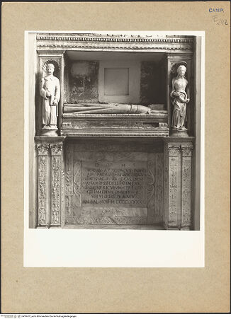 Vorderseite von Hutzel, Max [https://www.deutsche-digitale-bibliothek.de/content/lizenzen/rv-ez/] Grabmal des Erzbischofs Giordano Gaetani d'Aragona  (gest. 1496) - Frontalansicht, bh096787_recto. Foto: Hutzel, Max.