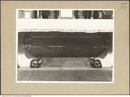 Vorderseite von Hutzel, Max [https://www.deutsche-digitale-bibliothek.de/content/lizenzen/rv-ez/] Altar des Sakramentes mit dem Grabmal der Prinzessin Adelcrima (gest. 10. Jh.) - Sarkophag der Prizessin Adelcrima, bh096791_recto. Foto.