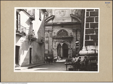 Vorderseite von Hutzel, Max [https://www.deutsche-digitale-bibliothek.de/content/lizenzen/rv-ez/] Annunciata - Eingangsbogen zum Hof, bh096853_recto. Foto: Hutzel, Max.