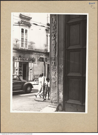 Vorderseite von Hutzel, Max [https://www.deutsche-digitale-bibliothek.de/content/lizenzen/rv-ez/] Portal zum Hof - Linker Pfosten, Detail, bh096854_recto. Foto: Hutzel, Max.