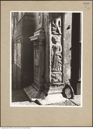 Vorderseite von Hutzel, Max [https://www.deutsche-digitale-bibliothek.de/content/lizenzen/rv-ez/] Portal zum Hof - Linker Pfosten, Detail, bh096868_recto. Foto: Hutzel, Max.