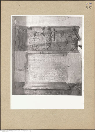 Vorderseite von Hutzel, Max [https://www.deutsche-digitale-bibliothek.de/content/lizenzen/rv-ez/] Grabplatte des Luca Prassicio (gest. 1533) - Gesamtansicht, bh096937_recto. Foto: Hutzel, Max.