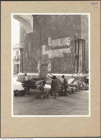 Vorderseite von Hutzel, Max [https://www.deutsche-digitale-bibliothek.de/content/lizenzen/rv-ez/] Duomo - Sockel von Nordwesten, bh096950_recto. Foto: Hutzel, Max.