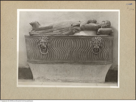 Vorderseite von Hutzel, Max [https://www.deutsche-digitale-bibliothek.de/content/lizenzen/rv-ez/] Grabmal des Luigi de Capua (gest. 1396) - Frontalansicht, bh096982_recto. Foto: Hutzel, Max.