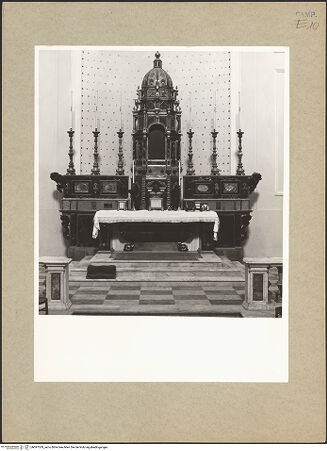 Vorderseite von Hutzel, Max [https://www.deutsche-digitale-bibliothek.de/content/lizenzen/rv-ez/] Altar des Sakramentes mit dem Grabmal der Prinzessin Adelcrima (gest. 10. Jh.) - Gesamtansicht, bh097029_recto. Foto.