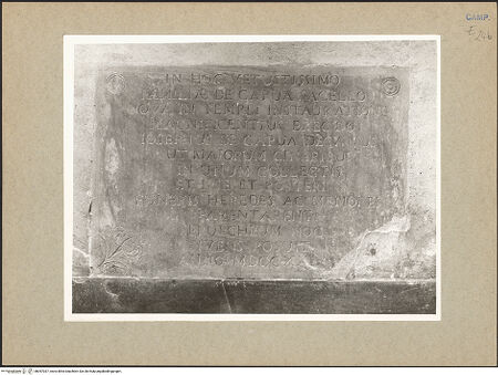 Vorderseite von Hutzel, Max [https://www.deutsche-digitale-bibliothek.de/content/lizenzen/rv-ez/] Inschrift des Grabmals der Familie "De Capua" - Gesamtansicht, bh097037_recto. Foto: Hutzel, Max.