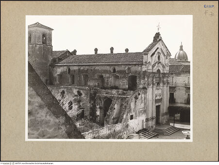 Vorderseite von Hutzel, Max [https://www.deutsche-digitale-bibliothek.de/content/lizenzen/rv-ez/] San Domenico - Hauptfassade und linke Seite, bh097041_recto. Foto: Hutzel, Max.