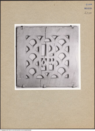 Vorderseite von Sopr. BAS NA [https://www.deutsche-digitale-bibliothek.de/content/lizenzen/rv-ez/] Maßwerkfenster mit Christusmonogramm - Gesamtansicht, bh097970_recto. Foto.