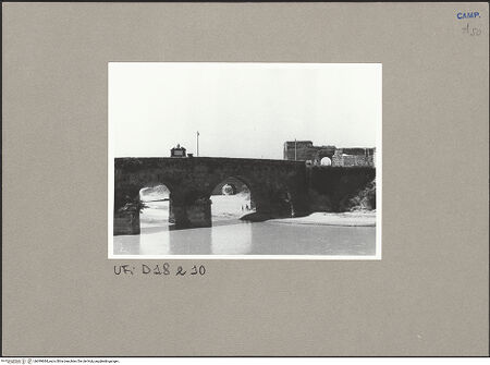 Vorderseite von Bibliotheca Hertziana [https://www.deutsche-digitale-bibliothek.de/content/lizenzen/rv-fz/] Arco di Federico II (Porta Capuana) - Ansicht von Südosten, bh099684_recto. Foto.