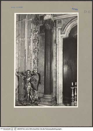 Vorderseite von ICCD [https://www.deutsche-digitale-bibliothek.de/content/lizenzen/rv-ez/] Santa Maria in AracoeliCappella di San Diego - Westwand, Altar, Detail: linke Säule und Engel, bh099722_recto. Foto.