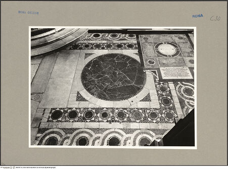 Vorderseite von ICCD [https://www.deutsche-digitale-bibliothek.de/content/lizenzen/rv-ez/] Santa Maria in AracoeliChor - Paviment, rechts vom Altar, Detail: Porphyrscheibe, bh099724_recto. Foto.