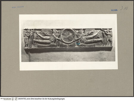 Vorderseite von ICCD [https://www.deutsche-digitale-bibliothek.de/content/lizenzen/rv-ez/] Grabmal des Predigers P. Evangelista, genannt Marcellino (gest. 1593), antiker Sarkophag mit Genien die einen Clipeus halten - , bh099755_recto. Foto.