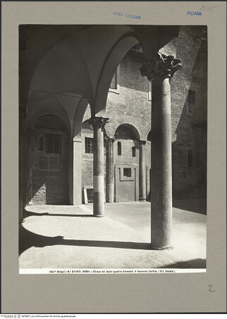 Vorderseite von Alinari [https://www.deutsche-digitale-bibliothek.de/content/lizenzen/rv-ez/] Santi Quattro CoronatiÄußeresZweiter Hof - Vorhalle, nach Norden, bh099827_recto. Foto.