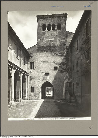 Vorderseite von Alinari [https://www.deutsche-digitale-bibliothek.de/content/lizenzen/rv-ez/] Santi Quattro CoronatiÄußeresErster Hof - zum Eingangsturm, bh099829_recto. Foto.