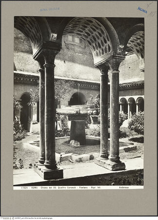 Vorderseite von Alinari [https://www.deutsche-digitale-bibliothek.de/content/lizenzen/rv-ez/] Santi Quattro CoronatiInneres - Blick durch die Arkaden in den Hof und auf den Brunnen, bh099921_recto. Foto.