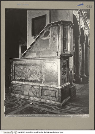 Vorderseite von ICCD [https://www.deutsche-digitale-bibliothek.de/content/lizenzen/rv-ez/] Epistelkanzel, aus den Fragmenten des abgebauten Ambo der ehemaligen Schola Cantorum zusammengesetzt - Schrägsicht auf die vordere und linke Seite, bh100025_recto. Foto.