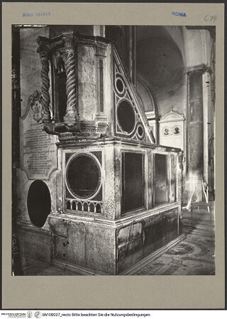 Vorderseite von ICCD [https://www.deutsche-digitale-bibliothek.de/content/lizenzen/rv-ez/] Evangelienkanzel, aus den Fragmenten des abgebauten Ambo der ehemaligen Schola Cantorum zusammengesetzt - Schrägsicht auf die vordere und linke Seite, bh100027_recto. Foto.