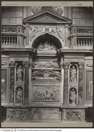 Vorderseite von ICCD [https://www.deutsche-digitale-bibliothek.de/content/lizenzen/rv-ez/] Grabmal für Papst Hadrian VI. - Gesamtansicht, bh100044_recto. Foto.