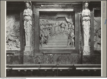 Vorderseite von ICCD [https://rightsstatements.org/page/CNE/1.0/] Grabmal Pius' V.Krönung des Papstes - , bh100072_recto. Foto.