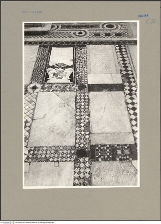 Vorderseite von ICCD [https://www.deutsche-digitale-bibliothek.de/content/lizenzen/rv-ez/] Santa Maria in Aracoeli - Paviment im Eingangsbereich mit großen weißen Marmorplatten und Opus Alexandrinum, bh100544_recto. Foto.