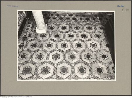 Vorderseite von ICCD [https://www.deutsche-digitale-bibliothek.de/content/lizenzen/rv-ez/] Santa Maria in AracoeliChor - Paviment, bh100545_recto. Foto.