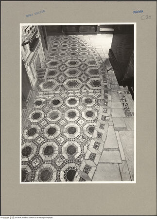 Vorderseite von ICCD [https://www.deutsche-digitale-bibliothek.de/content/lizenzen/rv-ez/] Santa Maria in AracoeliChor - Paviment hinter dem Altar, bh100546_recto. Foto.