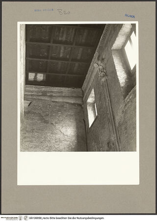 Vorderseite von Hutzel, Max [https://www.deutsche-digitale-bibliothek.de/content/lizenzen/rv-fz/] Sant'Urbano alla CaffarellaPronaos - Nordostecke (verbauter Zustand), bh100858_recto. Foto: Hutzel, Max.